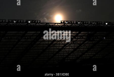 Twickenham, Regno Unito. 26 aprile 2025. Donne sei Nazioni. Inghilterra V Francia. Stadio Allianz. Twickenham. Il sole tramonta sul tetto dello stadio durante la partita di rugby England V France Guinness Womens Six Nations all'Allianz Stadium di Londra, Regno Unito. Crediti: Sport in foto/Alamy Live News Foto Stock