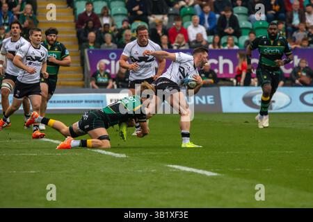 Northampton, Regno Unito, 26 aprile 2025 Saints flanker e British and Irish Lions Hope Henry Pollock affronta il fullback dei Bristol Bears Rich Lane nella Gallagher Premiership, Cinch Stadium, Franklins Gardens, Northampton, Regno Unito. Alex Williams / Alamy Live News Foto Stock