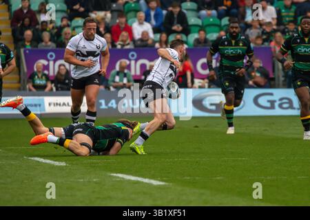 Northampton, Regno Unito, 26 aprile 2025 Saints flanker e British and Irish Lions Hope Henry Pollock affronta il fullback dei Bristol Bears Rich Lane nella Gallagher Premiership, Cinch Stadium, Franklins Gardens, Northampton, Regno Unito. Alex Williams / Alamy Live News Foto Stock