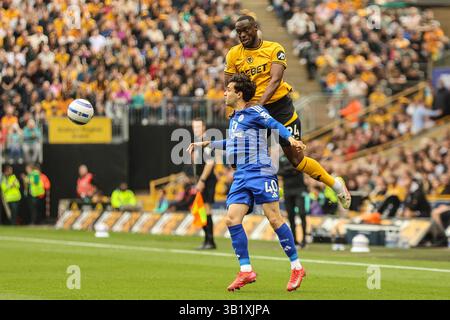 Wolverhampton, Regno Unito. 26 aprile 2025. Wolverhampton, Inghilterra, 26 aprile 2025: Toti (24 lupi) dirige la palla durante la partita di calcio di Premier League tra Wolverhampton Wanderers e Leicester City allo stadio Molineux di Wolverhampton, Inghilterra (Natalie Mincher/SPP) credito: SPP Sport Press Photo. /Alamy Live News Foto Stock