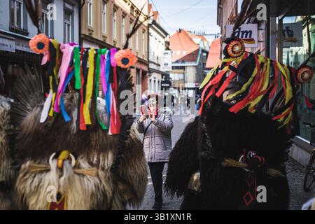Un kurent senza la sua maschera sul carnevale in Slovenia. E' un costume tradizionale da indossare in primavera. Il korant fa parte della nostra cultura Foto Stock