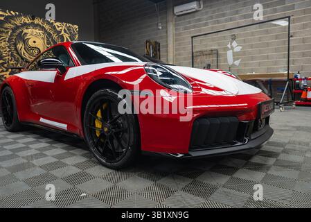 2025 Porsche 911 GT3 in rosso e bianco in Automotive Workspace Foto Stock
