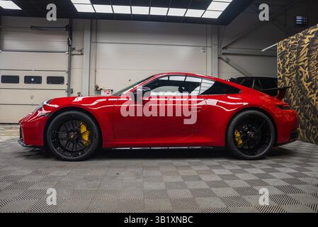 Porsche 911 GT3 922 rossa 2025 in uno showroom interno ben illuminato Foto Stock