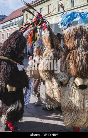 Un kurent senza la sua maschera sul carnevale in Slovenia. E' un costume tradizionale da indossare in primavera. Il korant fa parte della nostra cultura Foto Stock