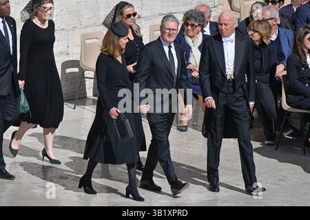 Città del Vaticano, Vatikanstadt. 26 aprile 2025. Il primo ministro britannico Keir Starmer (C) e sua moglie Victoria Starmer (C/L) con il ministro degli Esteri britannico David Lammy (L) arrivano prima della cerimonia funebre di Papa Francesco in Piazza San Pietro in Vaticano il 26 aprile 2025. Credito: dpa/Alamy Live News Foto Stock