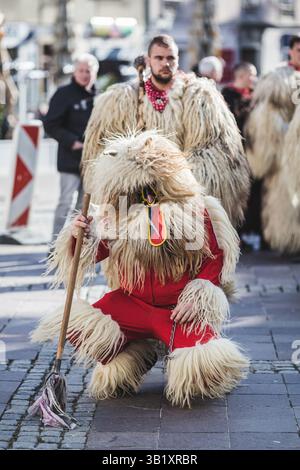 Un kurent senza la sua maschera sul carnevale in Slovenia. E' un costume tradizionale da indossare in primavera. Il korant fa parte della nostra cultura Foto Stock