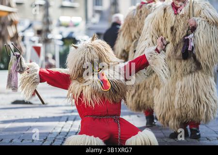 Un kurent senza la sua maschera sul carnevale in Slovenia. E' un costume tradizionale da indossare in primavera. Il korant fa parte della nostra cultura Foto Stock