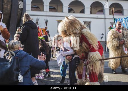 Un kurent senza la sua maschera sul carnevale in Slovenia. E' un costume tradizionale da indossare in primavera. Il korant fa parte della nostra cultura Foto Stock