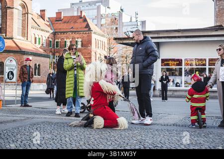 Un kurent senza la sua maschera sul carnevale in Slovenia. E' un costume tradizionale da indossare in primavera. Il korant fa parte della nostra cultura Foto Stock