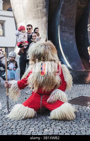 Un kurent senza la sua maschera sul carnevale in Slovenia. E' un costume tradizionale da indossare in primavera. Il korant fa parte della nostra cultura Foto Stock