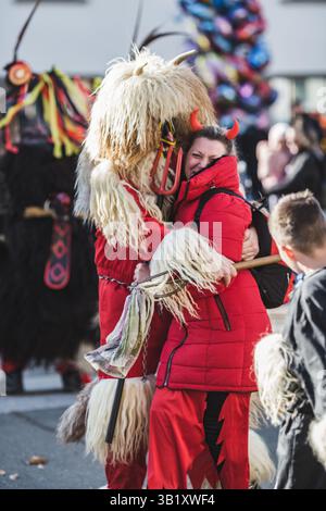 Un kurent senza la sua maschera sul carnevale in Slovenia. E' un costume tradizionale da indossare in primavera. Il korant fa parte della nostra cultura Foto Stock