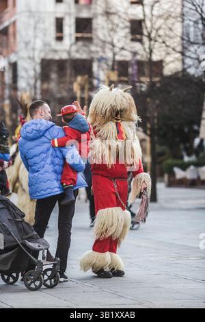Un kurent senza la sua maschera sul carnevale in Slovenia. E' un costume tradizionale da indossare in primavera. Il korant fa parte della nostra cultura Foto Stock