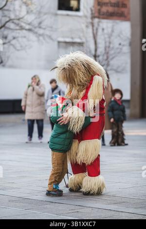 Un kurent senza la sua maschera sul carnevale in Slovenia. E' un costume tradizionale da indossare in primavera. Il korant fa parte della nostra cultura Foto Stock