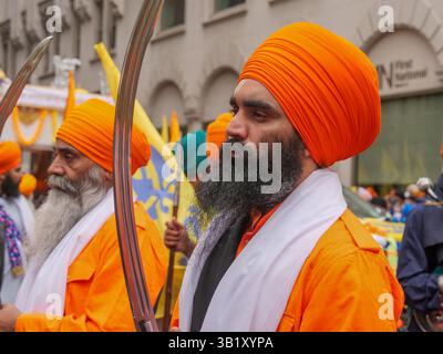 New York, New York, Stati Uniti. 26 aprile 2025. La Sikh Day Parade su Madison Avenue ha attirato migliaia di partecipanti e spettatori mentre marciava in centro in una vivace celebrazione della cultura, dei valori e della comunità. I carri allegorici. Le esibizioni culturali e l'aroma del cibo riempivano l'aria. (Credit Image: © Milo Hess/ZUMA Press Wire) SOLO PER USO EDITORIALE! Non per USO commerciale! Crediti: ZUMA Press, Inc./Alamy Live News Foto Stock