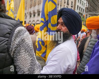 New York, New York, Stati Uniti. 26 aprile 2025. La Sikh Day Parade su Madison Avenue ha attirato migliaia di partecipanti e spettatori mentre marciava in centro in una vivace celebrazione della cultura, dei valori e della comunità. I carri allegorici. Le esibizioni culturali e l'aroma del cibo riempivano l'aria. (Credit Image: © Milo Hess/ZUMA Press Wire) SOLO PER USO EDITORIALE! Non per USO commerciale! Crediti: ZUMA Press, Inc./Alamy Live News Foto Stock