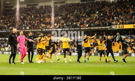Wolverhampton, Regno Unito. 26 aprile 2025. Wolverhampton, Inghilterra, 26 aprile 2025: I lupi celebrano a tempo pieno la partita di calcio di Premier League tra Wolverhampton Wanderers e Leicester City allo stadio Molineux di Wolverhampton, Inghilterra (Natalie Mincher/SPP) crediti: SPP Sport Press Photo. /Alamy Live News Foto Stock