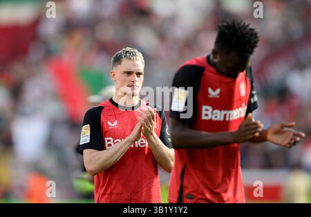 Leverkusen, Germania. 26 aprile 2025. Jona-Florian WIRTZ (LEV) ringrazia i tifosi, gesti, calcio 1. Bundesliga, 31 anni. Giorno della partita, Bayer 04 Leverkusen (LEV) - FC Augsburg (A) 2:0, il 26 aprile 2025 a Leverkusen, Germania. #Le normative DFL vietano qualsiasi uso di fotografie come sequenze di immagini e/o quasi-video # credito: dpa/Alamy Live News Foto Stock