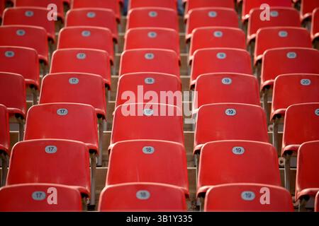 Leverkusen, Germania. 26 aprile 2025. Posti rossi vuoti nella BayArena, 1. Bundesliga, Matchday 31, Bayer 04 Leverkusen (LEV) - FC Augsburg (A) 2:0, il 26 aprile 2025, a Leverkusen, Germania. #Le normative DFL vietano qualsiasi uso di fotografie come sequenze di immagini e/o quasi-video # credito: dpa/Alamy Live News Foto Stock