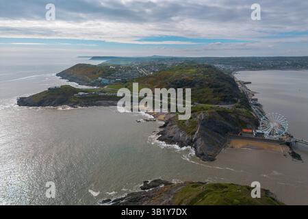 Mumbles, Galles, Regno Unito. 26 aprile 2025. Meteo nel Regno Unito. Vista aerea generale di Mumbles dirigiti con l'isola di Middle Head in primo piano in una giornata di caldo sole nebulizzato. Crediti fotografici: Graham Hunt/Alamy Live News Foto Stock