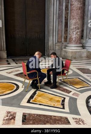 Città del Vaticano, Vaticano. 26 aprile 2025. Il presidente ucraino Volodymyr Zelenskyy, a destra, si accosta con U. Il Presidente Donald Trump durante un incontro individuale prima del funerale di Papa Francesco nella Basilica di San Pietro, 26 aprile 2025, nella città del Vaticano. Credito: Presidenza Ucraina/Ufficio stampa presidenziale ucraino/Alamy Live News Foto Stock
