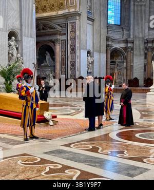 Città del Vaticano, Vaticano. 26 aprile 2025. U. Il Presidente Donald Trump e la First Lady Melania Trump si fermano a rendere omaggio allo scrigno di Papa Francesco, nella Basilica di San Pietro, 26 aprile 2025, nella città del Vaticano. Credito: Handout/foto della Casa Bianca/Alamy Live News Foto Stock