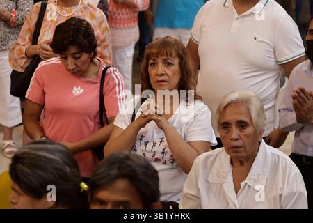 Messico, Cdmx, Messico. 26 aprile 2025. Oggi, dopo la sepoltura di Papa Francesco in Vaticano, si è tenuta una messa funebre presso la Cattedrale metropolitana di città del Messico per la morte del Sommo Pontefice. In questo momento, la Chiesa cattolica spera di iniziare il conclave dopo la corrispondente novena. Crediti: Josue Perez/ZUMA Press Wire/ZUMA Wire/Alamy Live News Foto Stock