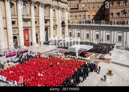 Città del Vaticano, Vaticano. 26 aprile 2025. Visione generale del funerale di Papa Francesco. Migliaia di persone si sono riunite in Piazza San Pietro per il funerale di Papa Francesco. I leader mondiali, il clero e i fedeli lutti hanno reso omaggio in una cerimonia solenne ed emotiva. La messa, guidata dal suo successore, era ricca di riti tradizionali e di sentiti tributi. Le campane venivano lanciate in tutta la città del Vaticano mentre il cofanetto del Papa veniva trasportato attraverso la folla. La gente piangeva apertamente, sventolando le bandiere e tenendo le candele in una veglia silenziosa. Crediti: SIPA USA/Alamy Live News Foto Stock