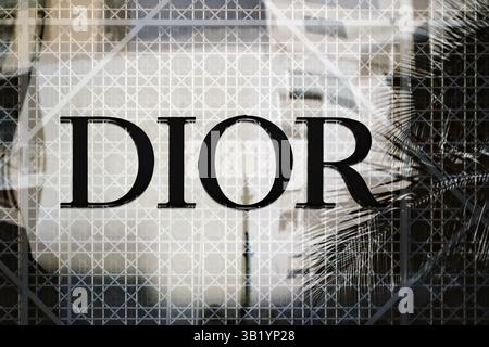 Honolulu, HI - 23 dicembre 2025: Christian Dior, designer di etichette, boutique, cartellonistica. Dior è una multinazionale francese di beni di lusso Foto Stock