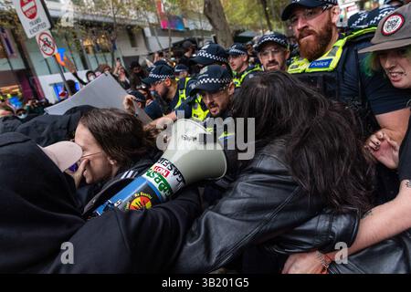 I manifestanti pro-trans si scontrano con la polizia di Bourke Street mentre marciano attraverso la città per protestare contro una recente sparatoria della polizia, dopo aver partecipato a una manifestazione e contro-manifestazione femminile anti-trans. I manifestanti pro-trans si sono scontrati con la polizia dopo aver marciato attraverso il centro di Melbourne a seguito di una contro-protesta contro la manifestazione Let Women Speak. La manifestazione, organizzata da attivisti anti-trans, è stata accolta con una forte opposizione da parte dei manifestanti di sinistra. Dopo la fine dell'evento, i manifestanti sono scesi in strada cantando per una recente sparatoria della polizia e per questioni più ampie di ingiustizia. Polizia, applicazione d Foto Stock