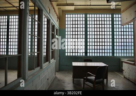 San Francisco, Stati Uniti. 23 aprile 2025. L'edificio New Industries è raffigurato ad Alcatraz. Costruito nel 1939, ospitava una fabbrica di abbigliamento, lavanderia, impianti di mobili e una fabbrica di spazzole. Alcatraz Island è un'isola situata nella Baia di San Francisco, California, Stati Uniti, che è stata una prigione federale di alta sicurezza tra il 1934 e il 1963. Da allora è stato convertito in un sito storico gestito dallo United States National Park Service. Credito: SOPA Images Limited/Alamy Live News Foto Stock