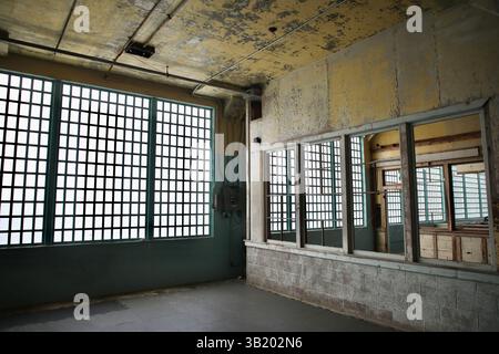 San Francisco, Stati Uniti. 23 aprile 2025. L'edificio New Industries è raffigurato ad Alcatraz. Costruito nel 1939, ospitava una fabbrica di abbigliamento, lavanderia, impianti di mobili e una fabbrica di spazzole. Alcatraz Island è un'isola situata nella Baia di San Francisco, California, Stati Uniti, che è stata una prigione federale di alta sicurezza tra il 1934 e il 1963. Da allora è stato convertito in un sito storico gestito dallo United States National Park Service. (Foto di Apolline Guillerot-Malick/SOPA Images/Sipa USA) credito: SIPA USA/Alamy Live News Foto Stock