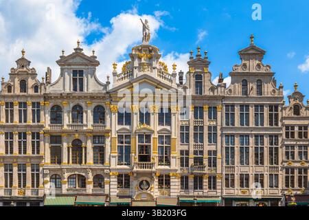 Le facciate e i tetti delle case che confinano con la Grand Place a Bruxelles, Belgio Foto Stock