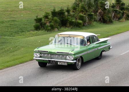 VARADERO, CUBA - 2 SETTEMBRE 2023: Berlina Chevrolet Impala 1959 verde a Varadero, Cuba con tetto bianco Foto Stock