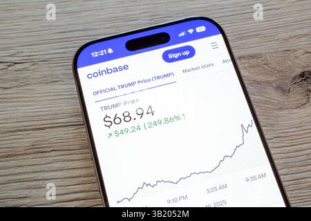 OSTRAVA, CECHIA - 19 GENNAIO 2025: Sito web di Coinbase con grafico e prezzo ufficiale della criptovaluta TrumpCoin TRUMP Foto Stock