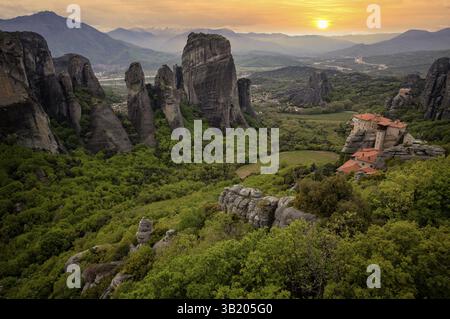 Tramonto sul Monastero di Rousanou e sul Monastero di San Nicola Anapavsa, Anapavsas, monasteri di Meteora, Kalambaka, Trikala, Tessaglia, Grecia Foto Stock
