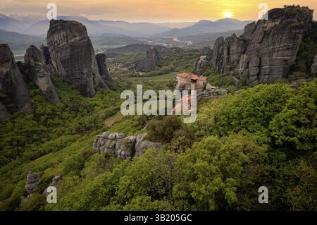 Tramonto sul Monastero di Rousanou e sul Monastero di San Nicola Anapavsa, Anapavsas, monasteri di Meteora, Kalambaka, Trikala, Tessaglia, Grecia Foto Stock