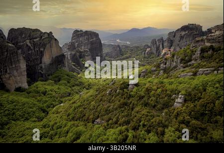 Tramonto sul Monastero di Rousanou e sul Monastero di San Nicola Anapavsa, Anapavsas, monasteri di Meteora, Kalambaka, Trikala, Tessaglia, Grecia Foto Stock