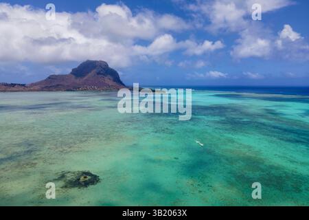 "Le Morne Brabant", penisola all'estremità sud-occidentale dell'isola di Mauritius nell'Oceano Indiano. Vista aerea. Sito patrimonio dell'umanità dell'UNESCO. Foto Stock