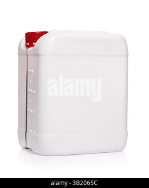 Contenitore in plastica bianca con coperchio rosso isolato su sfondo bianco, oggetto con un angolo riempito di liquido fino al contrassegno da 4 litri, modello per designer Foto Stock