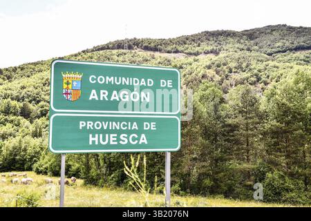 Segnale di confine stradale spagnolo tra Catalunya Lleida e Huesca Aragon in spagna, sfondo Foto Stock
