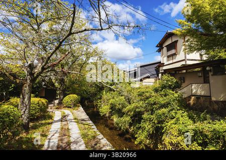 KYOTO, GIAPPONE - 23 SETTEMBRE 2024: Paesaggio panoramico in autunno lungo la famosa passeggiata dei filosofi. Il sentiero è un famoso sentiero pedonale di Higashiyama Foto Stock