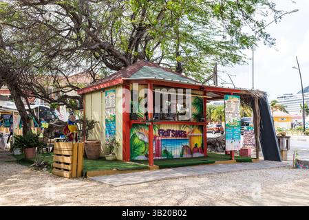 Oranjestad, Aruba - 11 aprile 2024: Un vivace chiosco di cibo di strada è operativo a Oranjestad, Aruba. Foto Stock