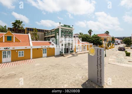 Oranjestad, Aruba - 11 aprile 2024: Vista diurna sulla strada di Oranjestad, che mette in evidenza il Museo Archeologico Nazionale di Aruba. Foto Stock