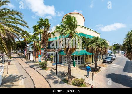 Oranjestad, Aruba - 11 aprile 2024: Vista diurna della strada di Oranjestad, che mette in evidenza il caffè e i negozi di Aruba. Foto Stock