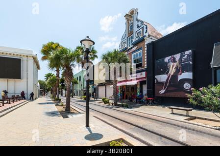 Oranjestad, Aruba - 11 aprile 2024: Vista diurna della strada di Oranjestad, che mette in evidenza il caffè e i negozi di Aruba. Foto Stock