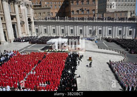 26 apr 2025, città del Vaticano, Roma, Italia; i funerali di Papa Francesco nella Basilica di San Pietro in Vaticano; Una vista generale di Piazza San Pietro durante il periodo di Foto Stock