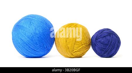 Tre palline colorate di filato di lana in fila di colori gialli e blu su sfondo bianco Foto Stock