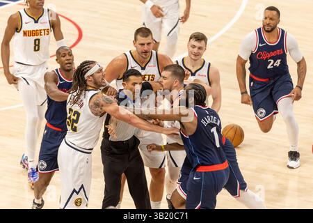 Inglewood, Stati Uniti. 26 aprile 2025. I giocatori dei Los Angeles Clippers e dei Denver Nuggets si spingono a vicenda durante la gara 4 di una partita di basket NBA del primo turno di playoff all'Intuit Dome. Credito: SOPA Images Limited/Alamy Live News Foto Stock