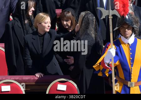 Città del Vaticano, Italia. 26 aprile 2025. Giorgia Meloni partecipa ai funerali di Papa Francesco in Piazza San Pietro in Vaticano. Credito: SOPA Images Limited/Alamy Live News Foto Stock