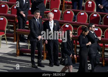 Città del Vaticano, Italia. 26 aprile 2025. Matteo Renzi (l) partecipa ai funerali di Papa Francesco in Piazza San Pietro in Vaticano. Credito: SOPA Images Limited/Alamy Live News Foto Stock